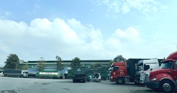 Lào Cai: Tràn lan tình trạng xe ô tô, xe tải dừng đỗ sai quy định tại khu vực Cửa khẩu Kim Thành