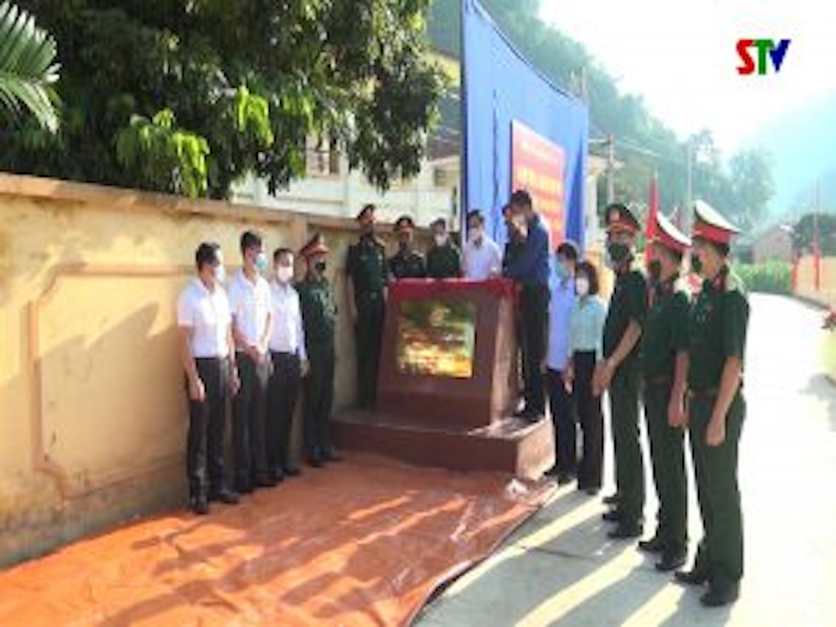 Bộ CHQS tỉnh Sơn La gắn biển công trình chào mừng kỷ niệm 75 năm ngày truyền thống lực lượng vũ trang Quân khu 2 (Ảnh Đài PTTH Sơn La)