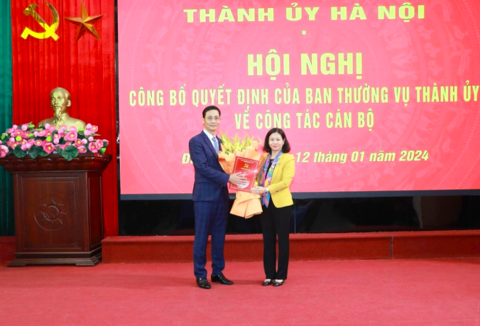 Ông Lê Thanh Nam nhận quyết định điều động về Sở Tài nguyên và Môi trường Hà Nội (Ảnh: Hà Nội mới).