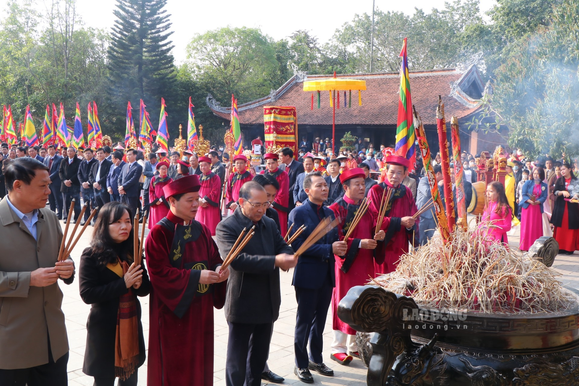 Lãnh đạo tỉnh Phú Thọ, huyện Hạ Hòa và các đại biểu dâng hương tại đền Mẫu Âu Cơ.