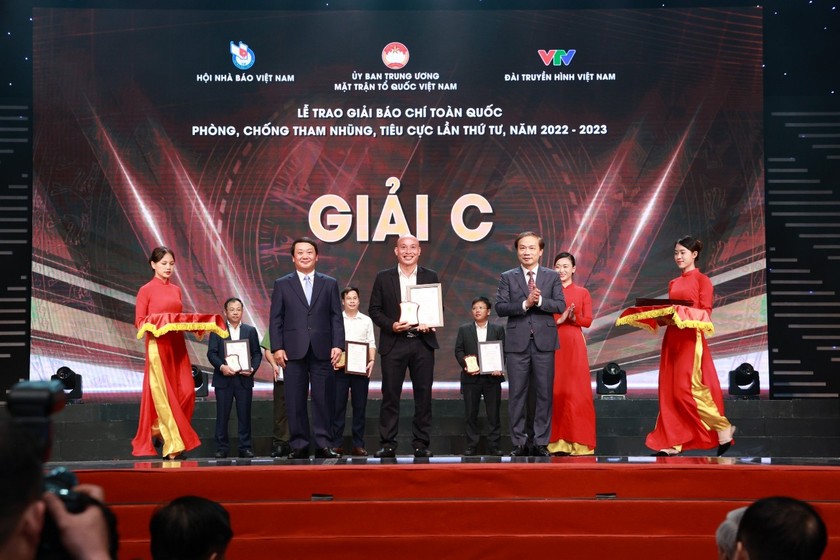 Nhà báo Phạm Quốc Cường đại diện nhóm tác giả lên nhận giải thưởng Giải thưởng báo chí toàn quốc phòng, chống tham nhũng, tiêu cực.