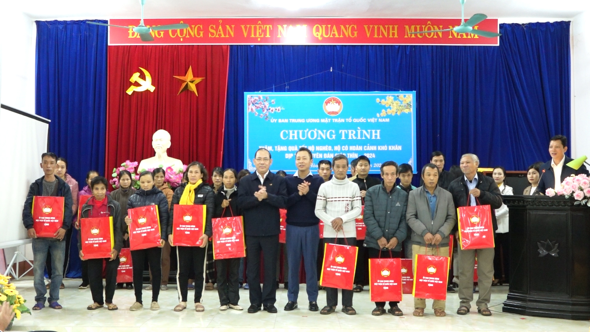 Ông Hoàng Công Thủy, Phó Chủ tịch Ủy ban TWMTTQ Việt Nam và ông Nguyễn Trung Kiên – UVBTV Tỉnh ủy  trao quà tết cho gia đình chính sách, hộ nghèo có hoàn cảnh khó khăn