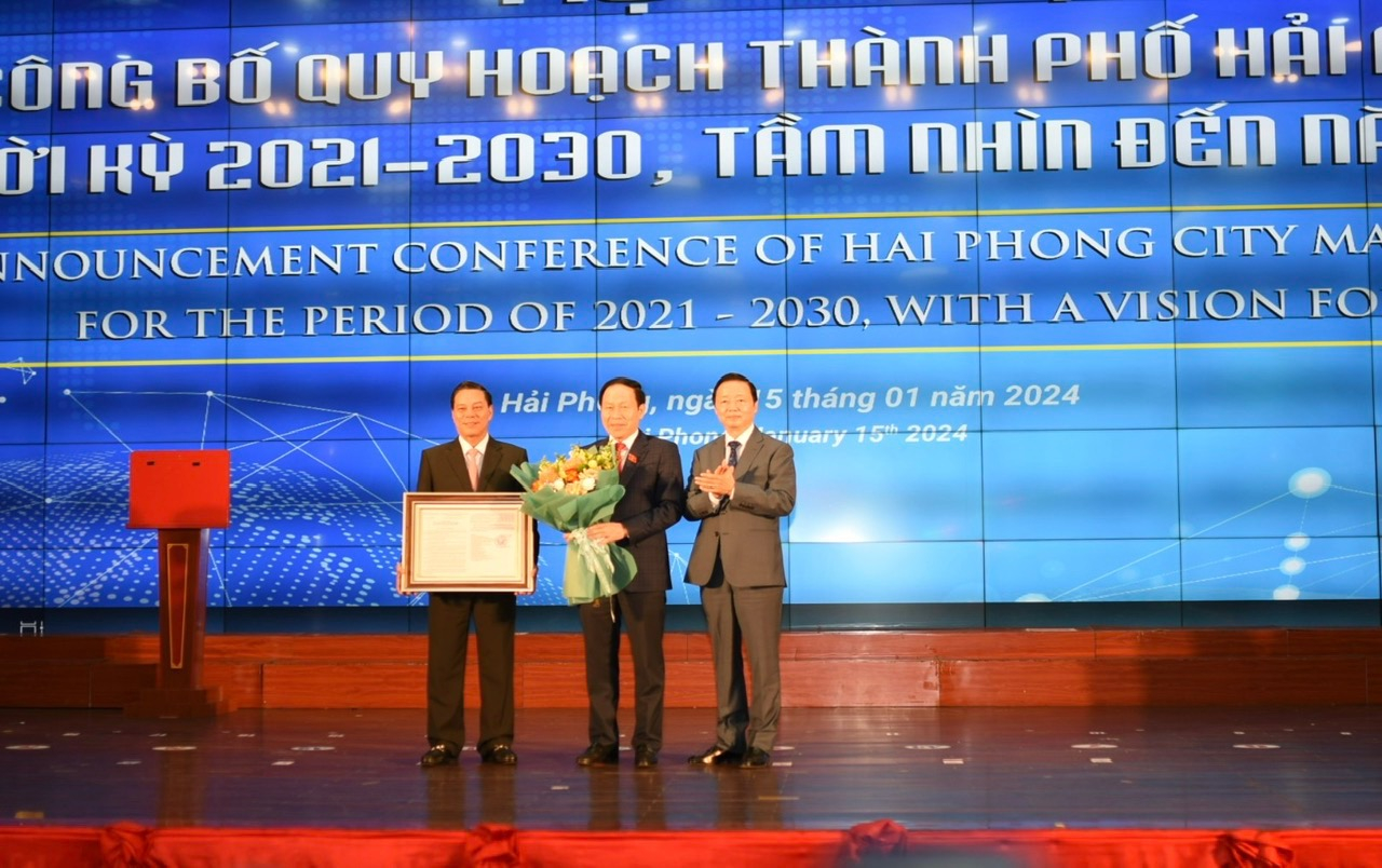 Phó Thủ tướng Trần Hồng Hà trao Quyết định của Thủ tướng Chính phủ phê duyệt Quy hoạch TP Hải Phòng.