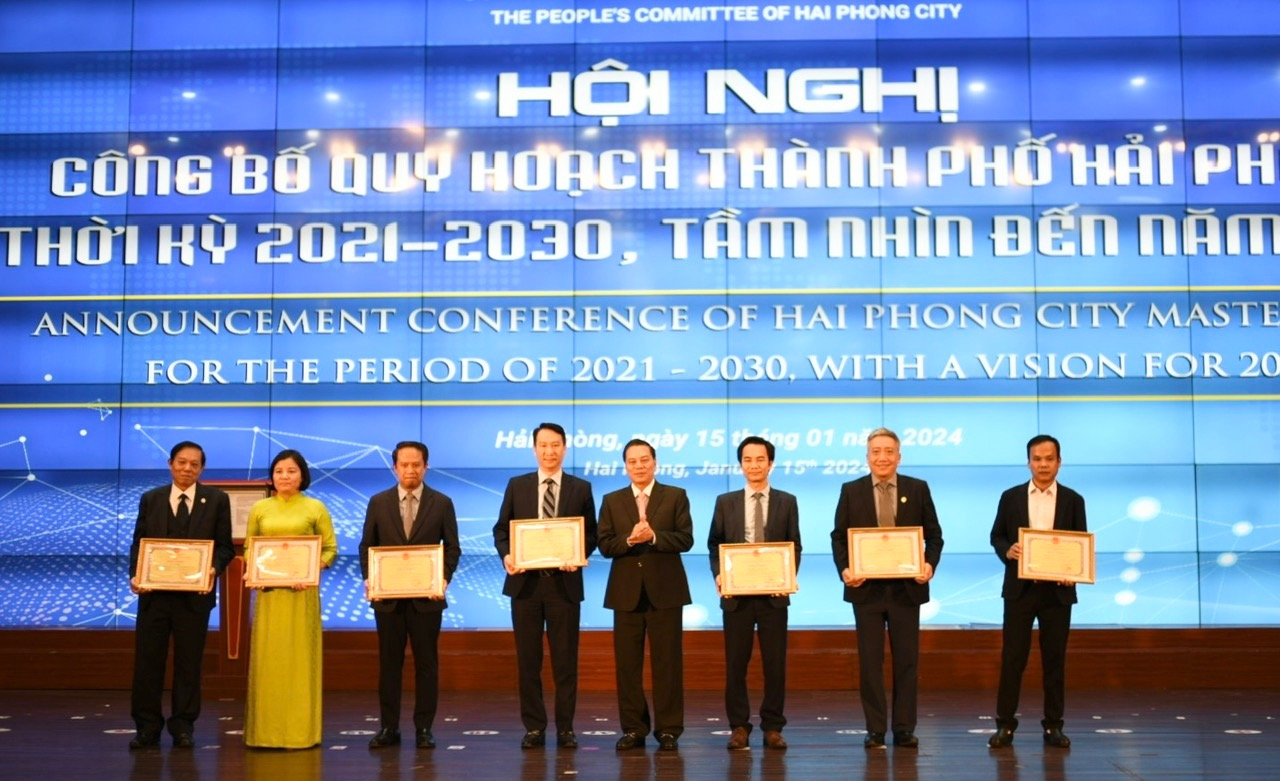 Chủ tịch UBND TP Hải Phòng trao bằng khen cho 7 tập thể, 1 cá nhân trong công tác lập Quy hoạch thành phố Hải Phòng thời kỳ 2021 - 2030, tầm nhìn đến năm 2025.