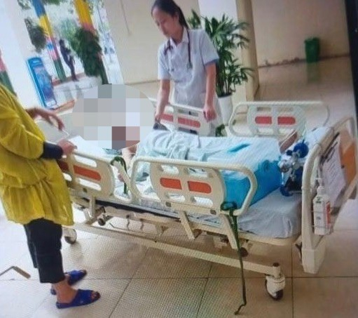 Một trong hai học sinh đang được cấp cứu tại Bệnh viện Nhi