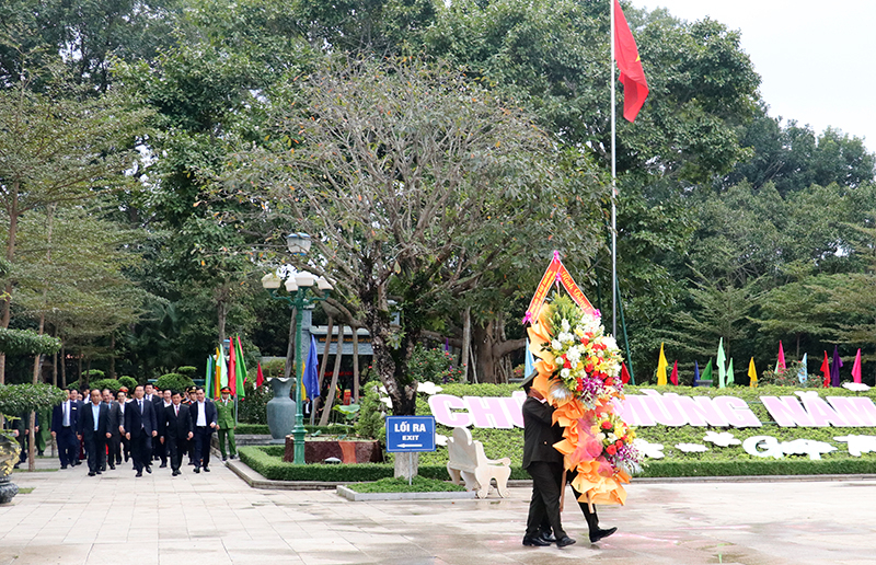 Đoàn công tác dâng hoa, dâng hương tưởng niệm Chủ tịch Hồ Chí Minh.