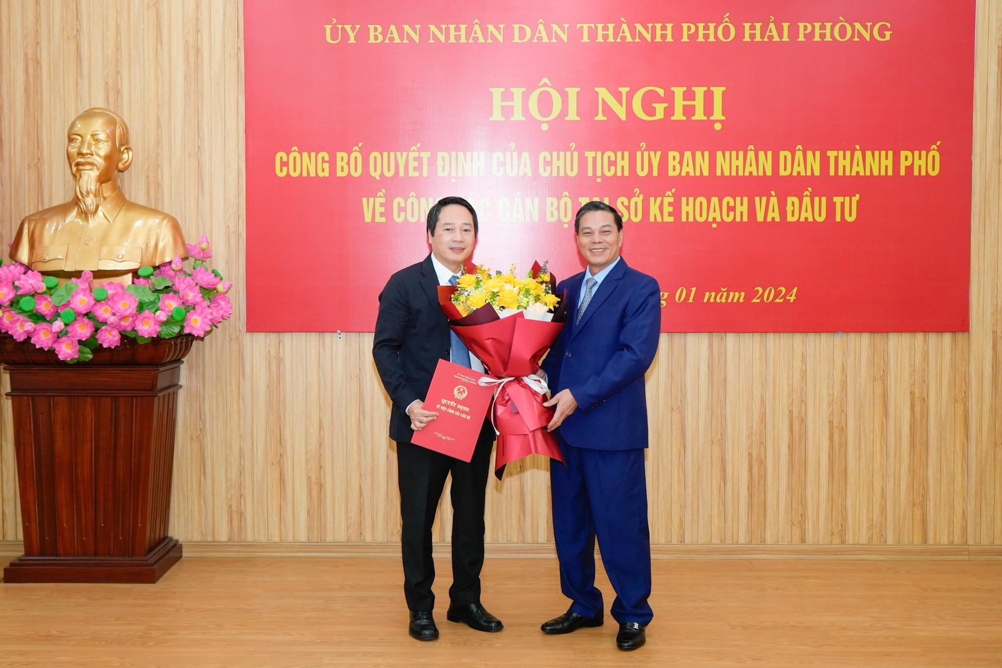 Chủ tịch UBND thành phố Nguyễn Văn Tùng trao Quyết định  và tặng hoa tân Giám đốc Sở Kế hoạch và Đầu tư TP.