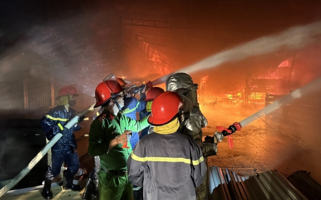 Hà Tĩnh: Cháy lớn ở xưởng gỗ công nghiệp Lam Giang