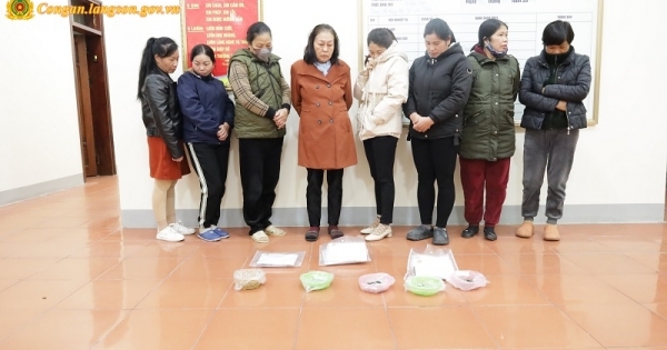 Lạng Sơn: Bắt quả tang 8 phụ nữ "khoanh chân" đánh bạc ăn tiền