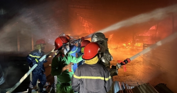 Hà Tĩnh: Cháy lớn ở xưởng gỗ công nghiệp Lam Giang
