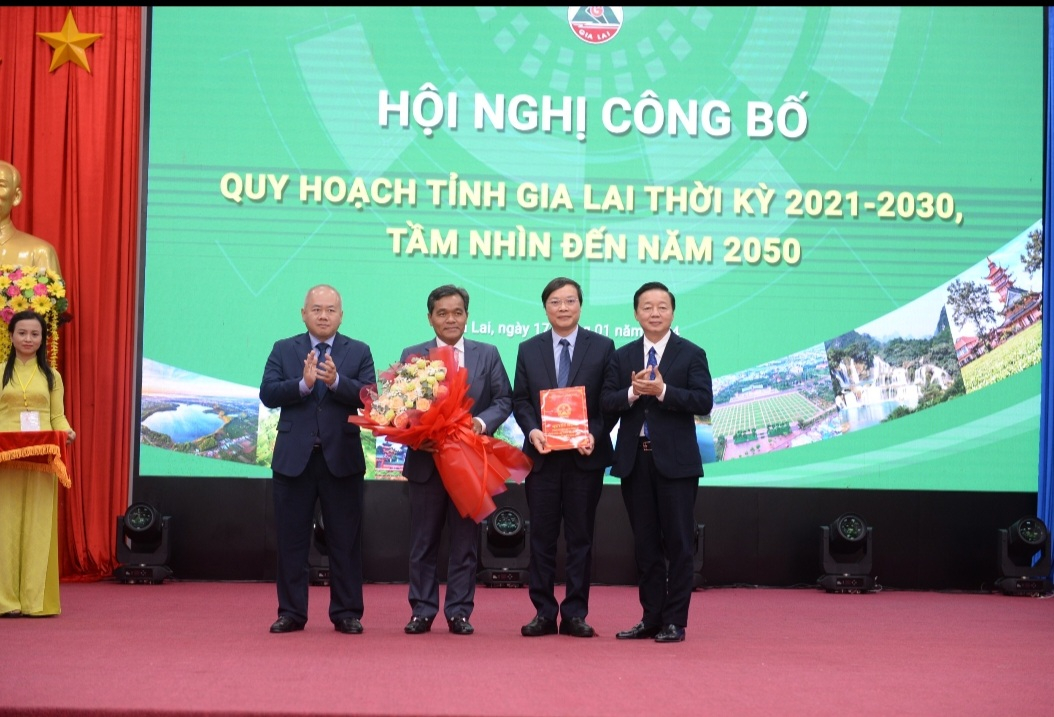 Phó Thủ tướng Chính phủ Trần Hồng Hà trao quyết định phê duyệt Quy hoạch tỉnh Gia Lai thời kỳ 2021 - 2030, tầm nhìn đến năm 2050. Ảnh: Hà Chính
