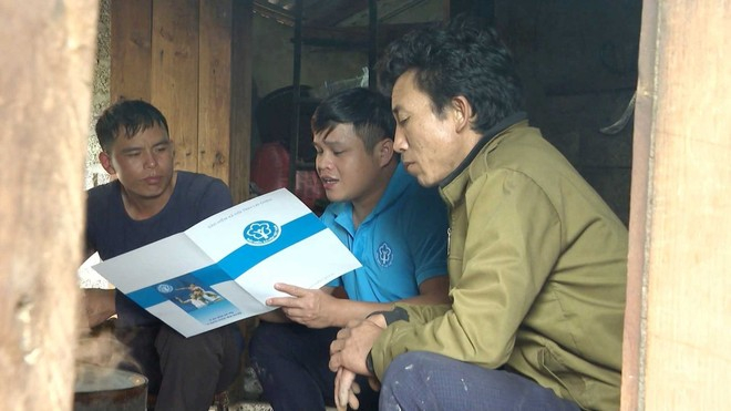 Ngành bảo hiểm xã hội Lai Châu đẩy mạnh công tác tuyên truyền tới từng hộ gia đình trên địa bàn tỉnh. (Ảnh: Việt Hoàng/TTXVN)