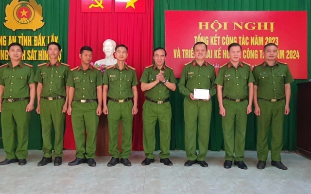 Đắk Lắk: Trao thưởng đột xuất cho 3 đơn vị phá nhanh vụ án cướp tiệm vàng