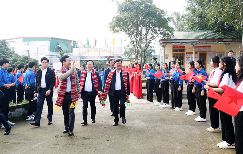 Chủ tịch nước Võ Văn Thưởng cùng đoàn công tác và các đồng chí lãnh đạo tỉnh đến thăm xã Thanh Thủy.