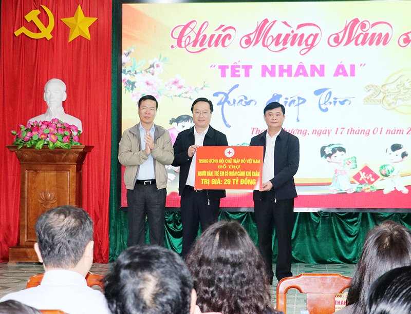 Chủ tịch nước Võ Văn Thưởng trao biểu trưng hỗ trợ người dân có hoàn cảnh khó khăn trên địa bàn tỉnh Nghệ An trị giá 20 tỷ đồng.