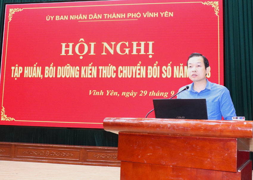 Ông Hoàng Đình Thuật phát biểu tại hội nghị tập huấn chuyển đổi số