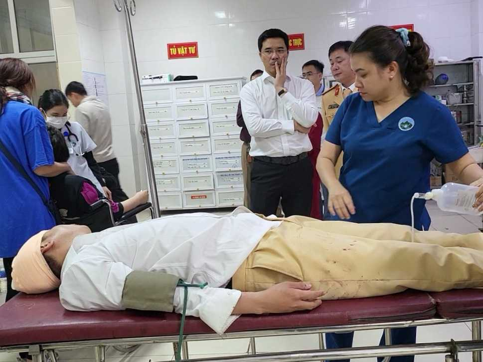 Giám đốc Công an tỉnh Hà Tĩnh trực tiếp thăm hỏi chiến sỹ CSGT bị thương khi làm nhiệm vụ.