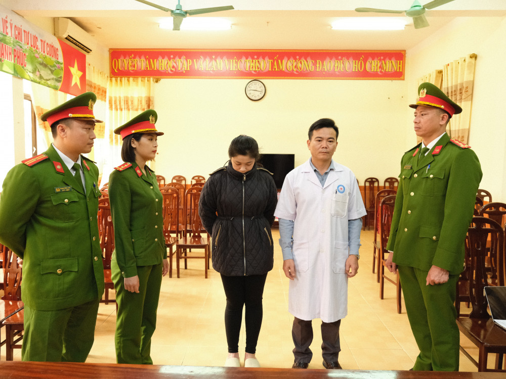 Lực lượng điều tra làm việc với Lê Thị Diệu Trinh và Lê Khắc Hùng.