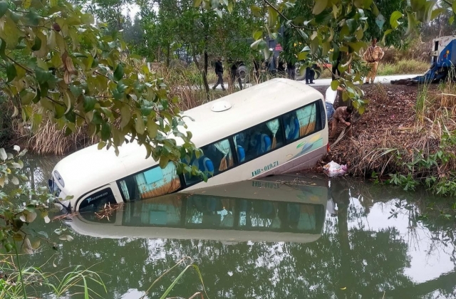 Quảng Ninh: Đường trơn, taxi mất lái hạ gục xe khách và xe tải