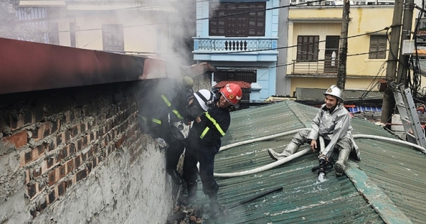 Hơn 30 cảnh sát phá tường để chữa cháy ngôi nhà nằm trong ngõ ở Hà Nội