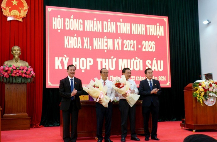 Ông Trịnh Minh Hoàng (thứ 2 từ phải sang) được bầu làm Phó Chủ tịch UBND tỉnh Ninh Thuận.
