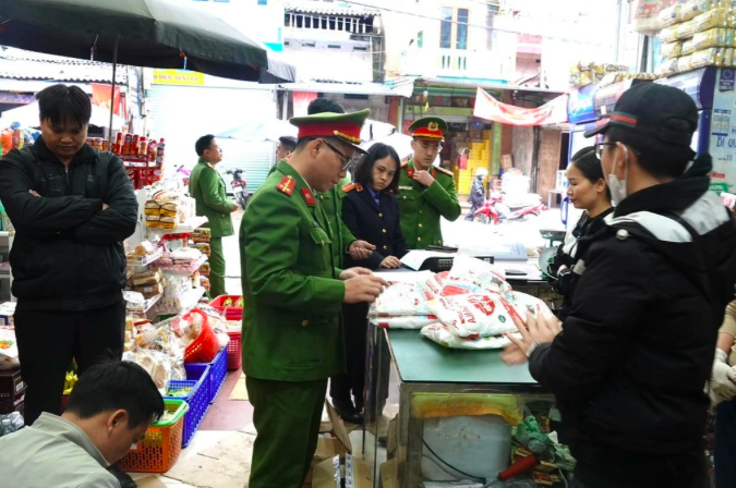 Cảnh sát thu giữ số mì chính giả tại các cửa hàng tạp hóa trên địa bàn huyện Sơn Dương (Ảnh: Công an Tuyên Quang).