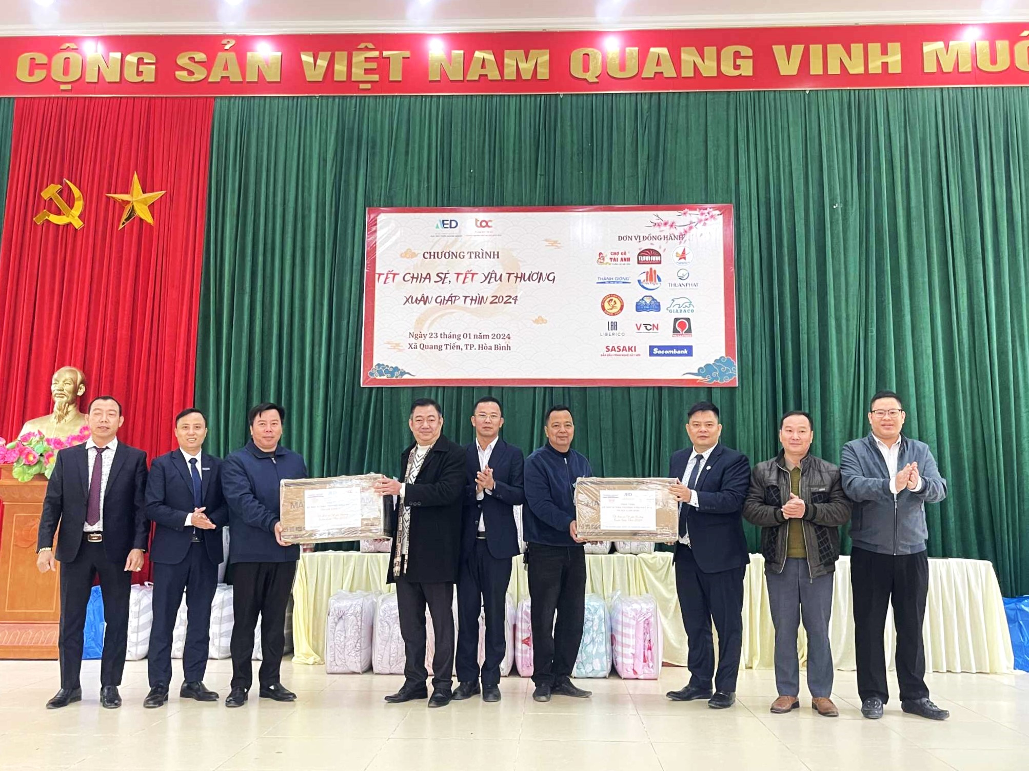 Đoàn công tác của Trung tâm Hỗ trợ doanh nghiệp vừa và nhỏ phía Bắc đã cùng các mạnh thường quân trao tặng quà Tết cho các hộ gia đình chính sách, người khuyết tật và các hộ nghèo trong địa bàn xã Quang Tiến, TP Hòa Bình