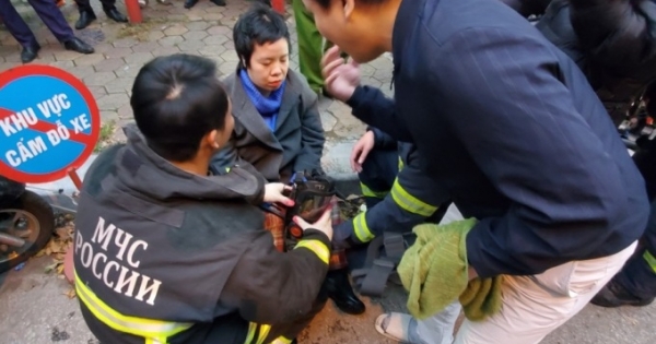 Giải cứu 3 người mắc kẹt trong ngôi nhà 6 tầng bị cháy ở Hà Nội