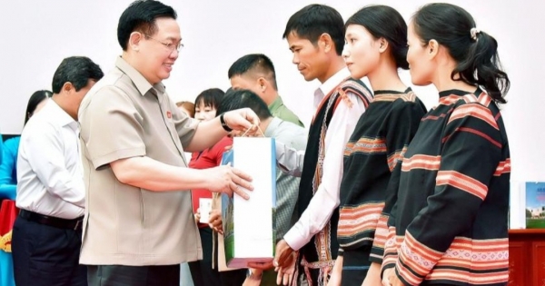 Chủ tịch Quốc hội Vương Đình Huệ tặng quà Tết cho gia đình chính sách, hộ nghèo, người lao động tại Gia Lai