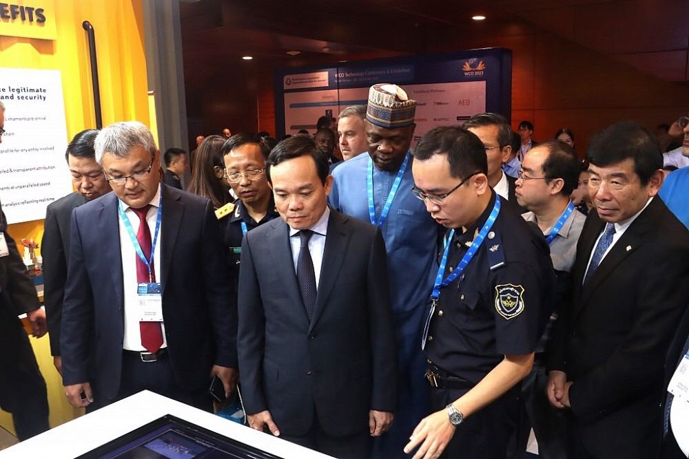 Phó Thủ tướng Chính phủ Trần Lưu Quang cùng lãnh đạo cấp cao WCO và Hải quan các nước thăm gian hàng tại Hội nghị và Triển lãm công nghệ năm 2023.