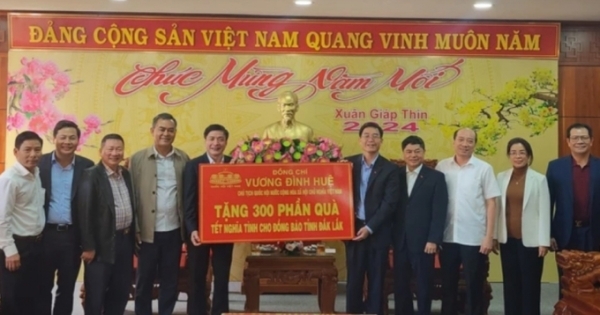 Chủ tịch Quốc hội tặng 300 suất quà tết cho công nhân, người lao động nghèo của tỉnh Đắk Lắk