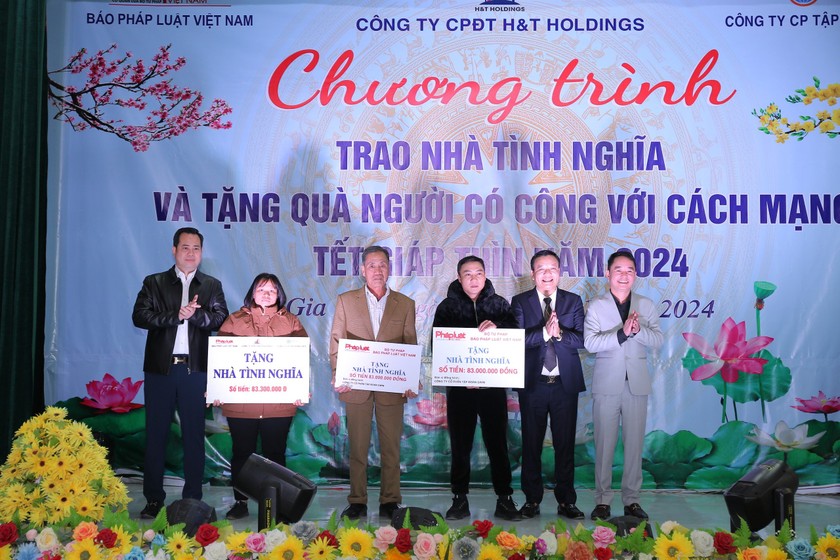 Báo Pháp luật Việt Nam đồng hành cùng các nhà tài trợ trao tặng nhà tình nghĩa tại xã Gia Lâm huyện Nho Quan, Ninh Bình.