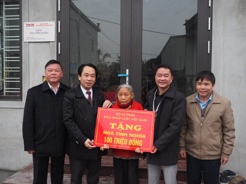 Gia đình bà Lê Thị Loan nhận nhà tình nghĩa do Báo Pháp luật Việt Nam cùng các nhà tài trợ tặng.