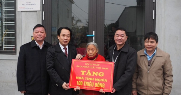 Báo Pháp luật Việt Nam cùng các nhà tài trợ tặng nhà tình nghĩa, quà Tết tại Ninh Bình