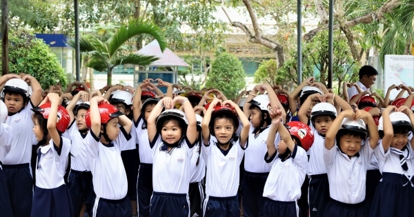 Hậu Giang: Trao tặng gần 2.200 mũ bảo hiểm cho học sinh tiểu học