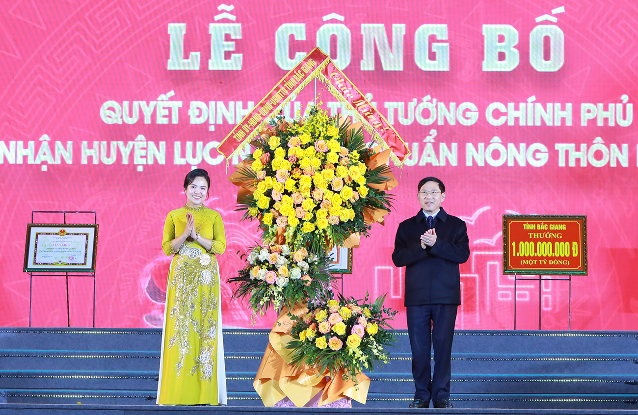 Chủ tịch UBND tỉnh Lê Ánh Dương tặng hoa chúc mừng Đảng bộ, chính quyền và Nhân dân huyện Lục Nam.