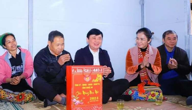 Bí thư Tỉnh ủy Nghệ An thăm hỏi đồng bào dân tộc thiểu số huyện Quế Phong - ảnh TD.