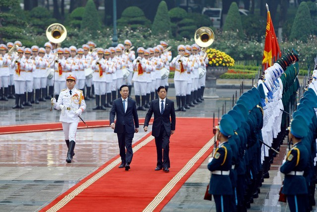 Chủ tịch nước Võ Văn Thưởng và Tổng thống Philippines Ferdinand Romualdez Marcos Jr trên bục danh dự, nghe quân nhạc cử Quốc thiều hai nước - Ảnh: VGP/Nhật Bắc