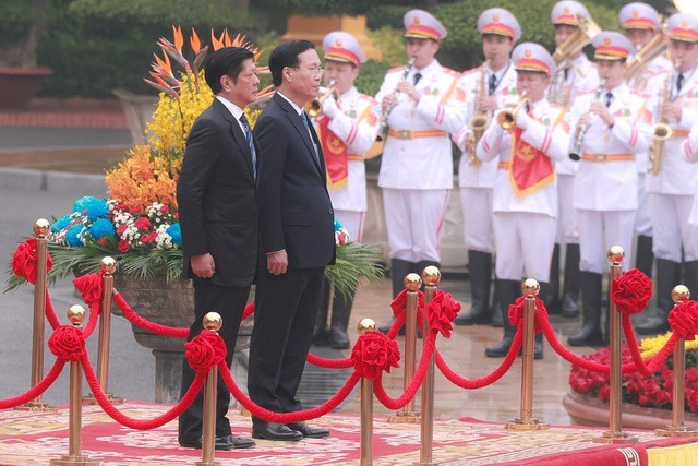 Đồng thời với nghi thức cử hành Quốc thiều hai nước, 21 phát đại bác chào mừng cũng được khai hỏa tại Hoàng thành Thăng Long. Đây là nghi thức chào đón trang trọng nhất dành cho lãnh đạo nước ngoài trong nghi lễ đối ngoại của Việt Nam - Ảnh: VGP/Nhật Bắc