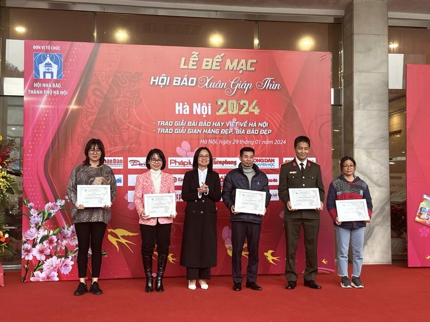 Báo Pháp luật Việt Nam đạt giải C bìa báo đẹp xuân Giáp Thìn