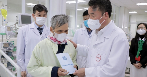 Tổng Giám đốc BHXH Việt Nam tặng quà các bệnh nhân có hoàn cảnh khó khăn tại Hà Nội