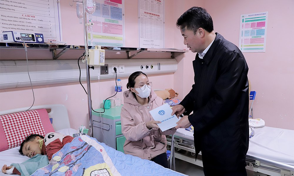 Tổng Giám đốc Nguyễn Thế Mạnh tặng quà cho bệnh nhi có hoàn cảnh khó khăn tại Bệnh viện Nhi Trung ương.