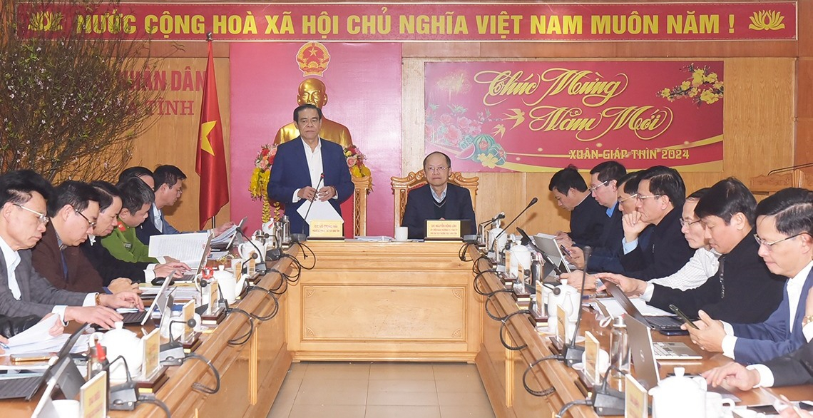 Chủ tịch UBND tỉnh Võ Trọng Hải chủ trì cuộc họp.
