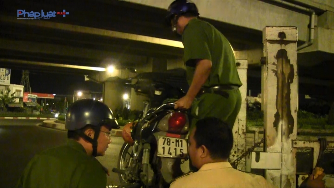 TP Hồ Ch&iacute; Minh: Va chạm xe taxi một người nguy kịch
