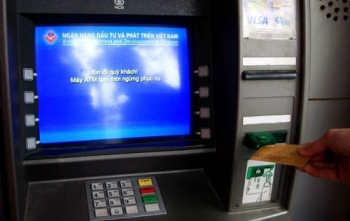 Buồn thay ATM “nghỉ tết” sớm, vào ngân hàng rút tiền bị tính phí