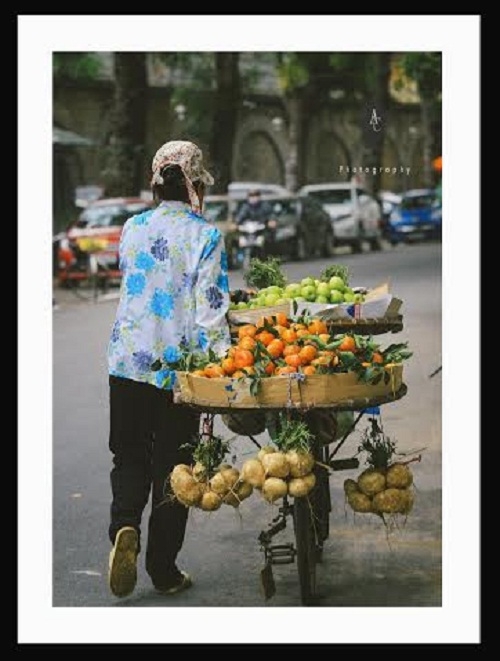 H&igrave;nh ảnh phụ nữ H&agrave; Nội trong những phi&ecirc;n chợ dạo tr&ecirc;n chiếc xe đạp cọc cạch.