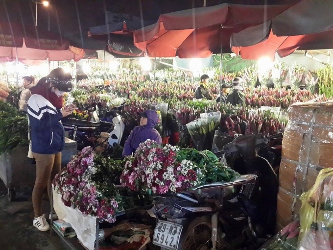 Một g&oacute;c chợ hoa Quảng An.