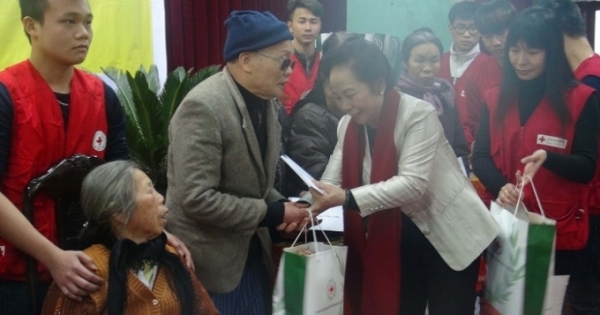 Phó Chủ tịch nước Nguyễn Thị Doan thăm và tặng quà tết tại Thái Bình