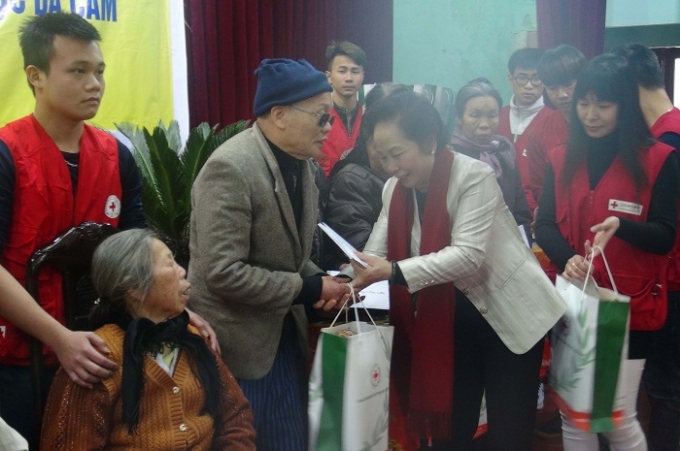 Ph&oacute; Chủ tịch nước Nguyễn Thị Doan trao qu&agrave;