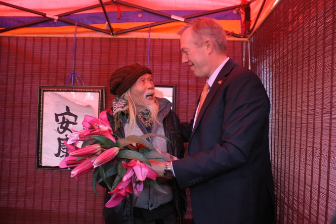 Đại sứ Mỹ gửi tặng b&oacute; hoa tươi thắm tới thư ph&aacute;p gia Cung Khắc Lược.